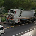 Camion guasto nettezza urbana fermo da giorni alle porte della Costiera, tra abbandono e cattivi odori