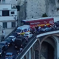 Caos di Ferragosto in Costiera Amalfitana: traffico in tilt, ambulanza bloccata per 15 minuti [FOTO]