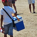 Capaccio Paestum, bimbo costretto dal padre a vendere cocco in spiaggia: bagnanti scrivono a Borrelli 