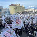 Castello delle Cerimonie, il corteo dei dipendenti dopo la confisca: «La Sonrisa siamo noi»