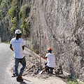 Castiglione, dopo l'ondata di maltempo sopralluogo e pulizia del costone roccioso / FOTO 