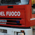 Cava, cadono calcinacci da un palazzo in località Pianesi: vigili del fuoco in azione 