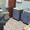 Cava de' Tirreni, scoperto studio dentistico abusivo: titolare possedeva anche spade e armi da fuoco 