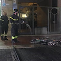 Cava, ignoti incendiano i rifiuti in strada: si indaga