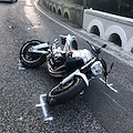 Cava, pirata della strada travolge scooter e scappa: feriti due giovani [FOTO]