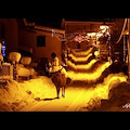 Cervo a spasso tra le strade innevate di Civitella Alfedena: il video è virale