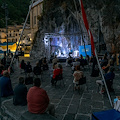 Cetara, 13 luglio in Piazzale Grotta si presenta il libro di Claudia Bonasi "Amalfi anni'50 e '60 - Alfonso Fusco, fotografo" 