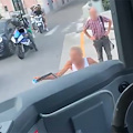 Cetara, assalto al bus di linea: tensioni alla fermata in piazza /video