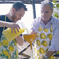 Chef inglese impara a fare il limoncello con Valentino Esposito: «È come assaggiare il sole!» /VIDEO