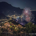 Città di Minori, lo spettacolo pirotecnico di Santa Trofimena fotografato da Ravello