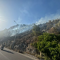 Conca dei Marini, incendio lambisce la sede stradale [FOTO]