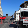 Conca dei Marini: perde il controllo dell'auto a noleggio e sbatte contro il costone roccioso / FOTO 