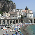 Controlli dei Vigili alla spiaggia di Atrani, sequestrato stabilimento balneare