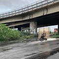 Contursi Terme, carica rete a doghe in legno sul motorino: l'immagine fa il giro dei social