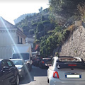 Costa d’Amalfi a ottobre come fosse estate: pomeriggio di traffico sulla Statale, ancora tanti pullman [FOTO]