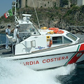 Costa d’Amalfi, marinai di mega yacht che lanciano rifiuti in mare: multati e denunciati da Guardia Costiera 