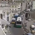 Costiera Amalfitana nell’inferno del traffico, ambulanza fa slalom fra i pullman /VIDEO