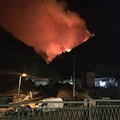 Costiera ostaggio dei piromani, a Maiori fiamme nella notte a Vecite /FOTO