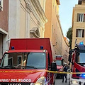 Crolla ascensore in un palazzo nel centro di Roma, morto operaio 48enne: tra i feriti gravi un 16enne 