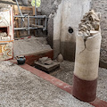 Dagli scavi di Pompei un nuovo esempio di casa senza atrio riccamente decorata 