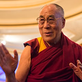 Dalai Lama chiede scusa per video con bambino