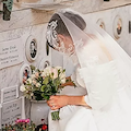 Dalla Finlandia a Ischia, sposa si reca al cimitero per rendere omaggio al padre defunto. Le foto commuovono il web