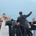 Dalla platea di Ravello solo applausi per Laura Marzadori e per la Filarmonica di Benevento diretta da Michele Spotti | FOTO