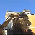 Demolito l'edificio annesso a Villa Rende