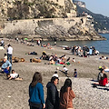 Domenica di sole e assalto alla Costiera Amalfitana: folla sulle spiagge, tanti visitatori ai siti culturali 