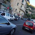 Domenica di traffico in Costa d'Amalfi: ad ottobre per i turisti è ancora estate/FOTO