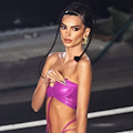 Dopo la vacanza in Costa d'Amalfi Emily Ratajkowski torna in passerella per Savage X Fenty 