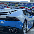 E' arrivato a Maiori il Pullman Azzurro della Polizia di Stato scortato da una Lamborghini Huracan