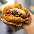 Ecco “Tondo napoletano”, il primo panino fritto con hamburger