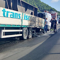 Esplode pneumatico, tir a fuoco a Salerno. Caos traffico sul viadotto Gatto