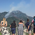 Fiamme quasi all'Avvocata: quarto giorno d'incendi, distrutti ettari di vegetazione in Costa d'Amalfi