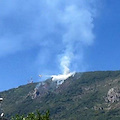 Fiamme sul Monte Sant'Angelo. Protezione civile e volontari cavesi evitano il peggio