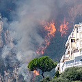 Fiamme sulle zone montuose di Amalfi, abitazione evacuata a Pogerola [FOTO] 