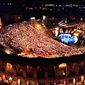 Fiorella Mannoia con Loredana Bertè ed altre amiche il 19 all'Arena di Verona