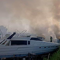 Fiumicino, incendio in un cantiere nautico: quattro imbarcazioni avvolte dalle fiamme 