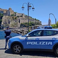 Forio d’Ischia, sopresi con smartphone e auricolari falsi: due denunce 