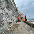 Frana ad Amalfi, in corso l'ultimo getto di calcestruzzo: gli operai hanno raggiunto il piano stradale /VIDEO