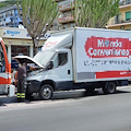 Fumo da un camion sul lungomare di Maiori: provvidenziale intervento di cittadini e Vigili del Fuoco [FOTO]