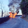 Furgone a fuoco al Valico di Chiunzi, paura per un operaio [FOTO]