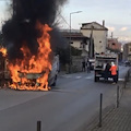 Furgone in fiamme sulla strada, paura a Corbara [VIDEO]