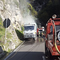 Furore: a fuoco camion dei rifiuti, rogo domato in tempo [FOTO]