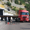 Furore: autoarticolato si "incastra" in curva, traffico in tilt /FOTO