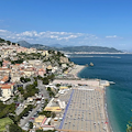 Furti sulla spiaggia di Vietri sul Mare, bagnanti infuriati circondano e aggrediscono ladro 13enne 