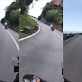 Giocano a fare i piloti di Moto GP sulla SS 163 Amalfitana, il video che ha fatto il giro del web