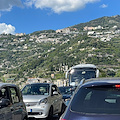 Giornata da bollino nero sulla Statale Amalfitana, traffico da Castiglione a Minori: nell'ingorgo anche un'ambulanza