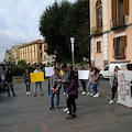 Giornata mondiale del libro, #ioleggoperche: studenti di Maiori in piazza / FOTO